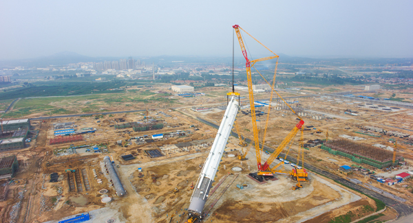NG官网自主研制的“全球第一吊”4000吨级履带式起重机首吊成功