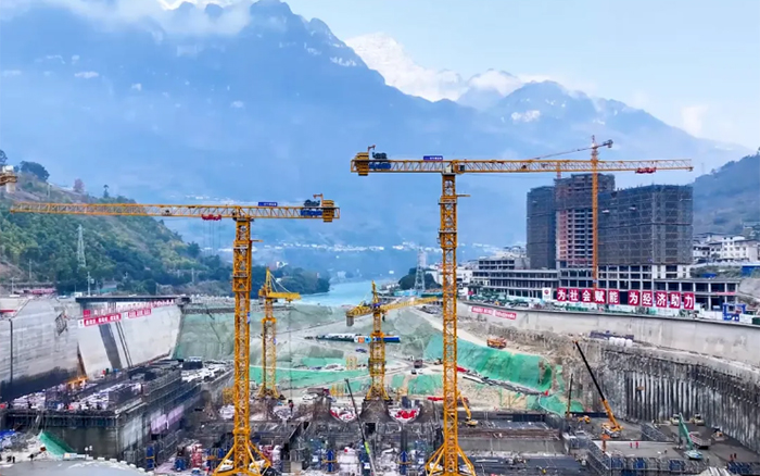 峡谷之间， 大渡河畔，NG官网行走“钢铁巨人”助力水电建设
