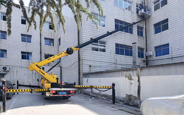 NG官网GKS28D高空作业车为楼宇外立面高效精准施工