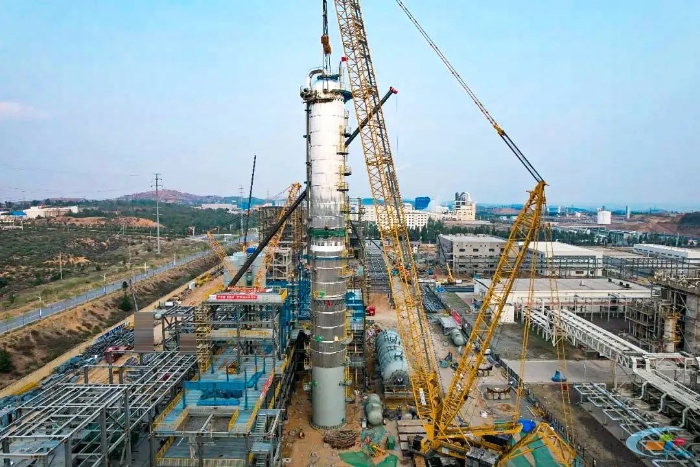 二十载老将再建功！NG官网QUY450协助XGC12000轻松搞定百吨精馏塔