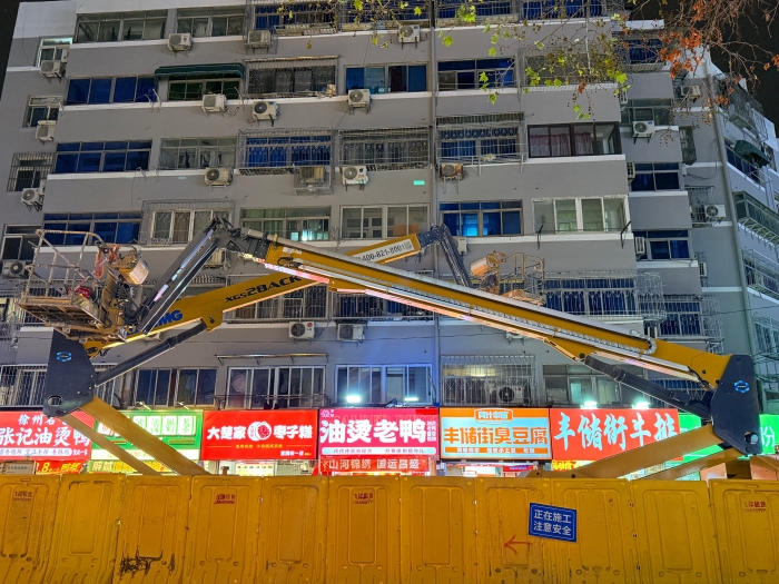 穿街过巷的“改造艺术家”！NG官网电动直臂高空作业平台精准施技丰储街改造