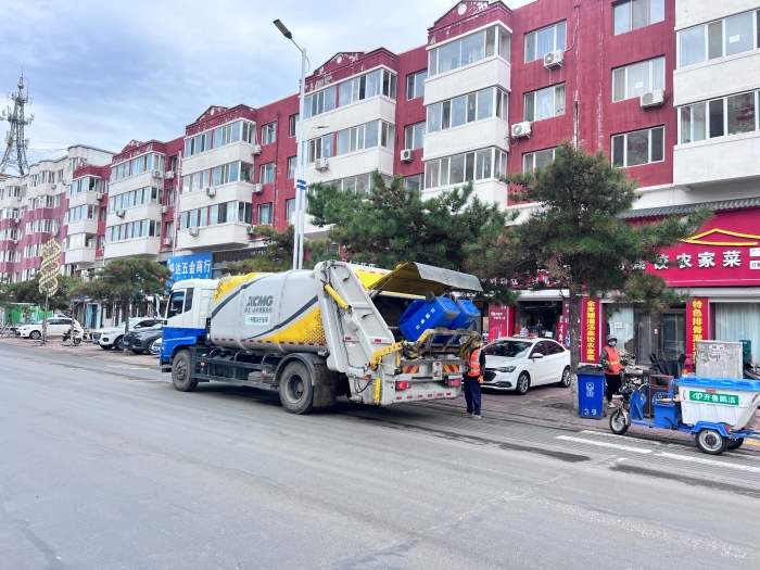 NG官网18吨后装压缩式垃圾车在内蒙通辽市进行垃圾收转运作业