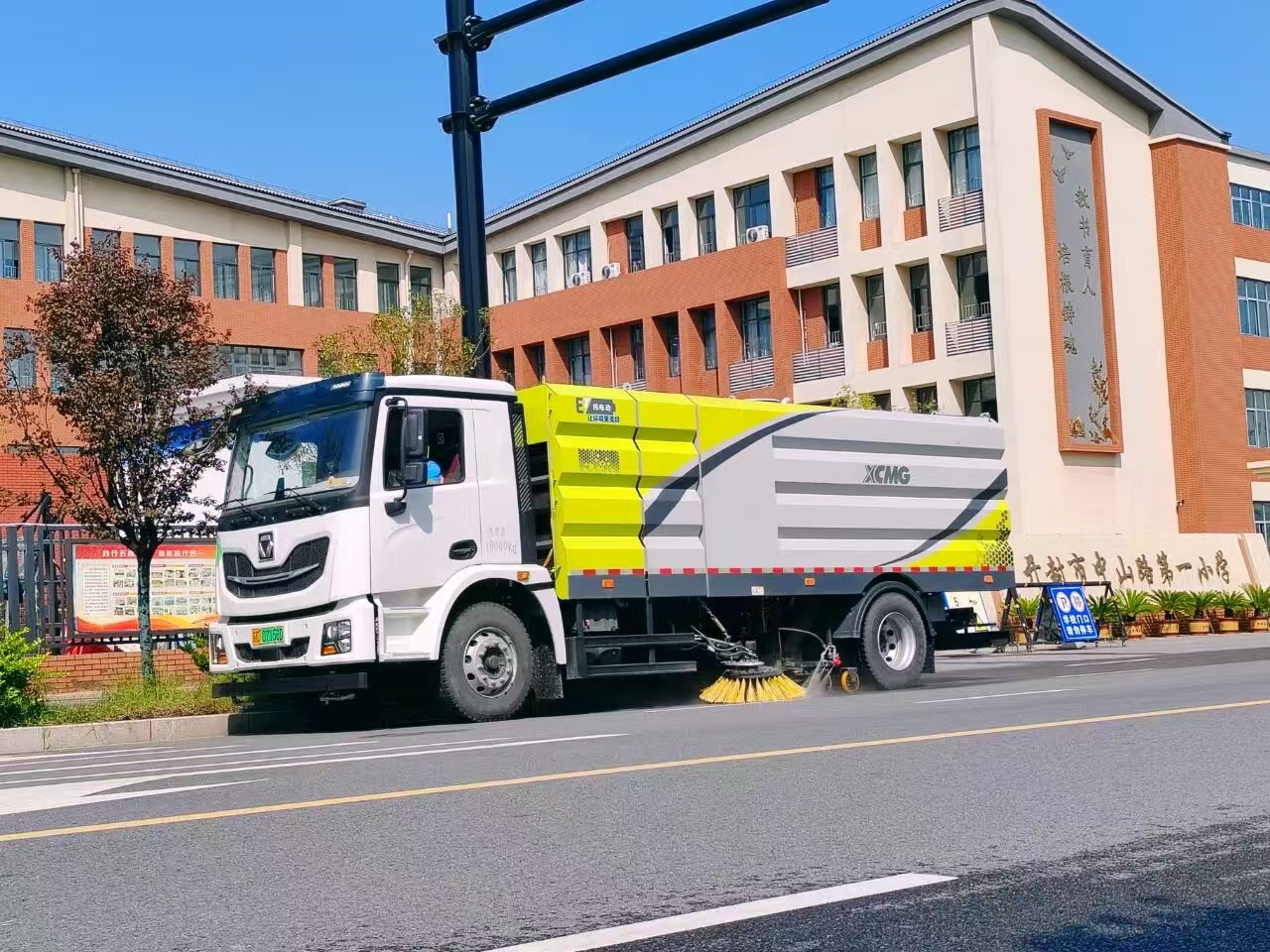 NG官网洗扫车“硬核出击”，开封中山路焕新升级