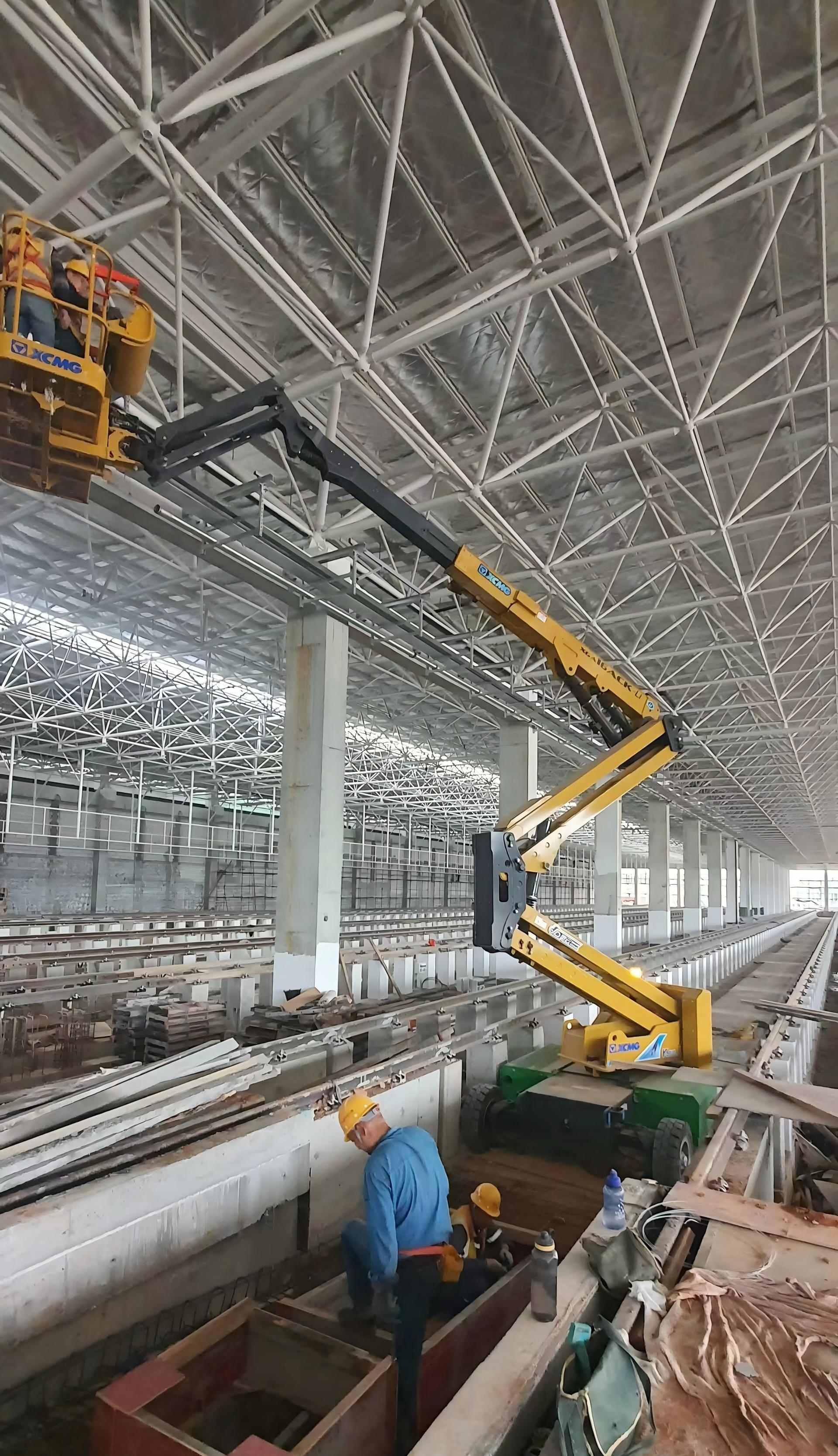 地铁封闭施工，为什么选这款纯电曲臂高空车？