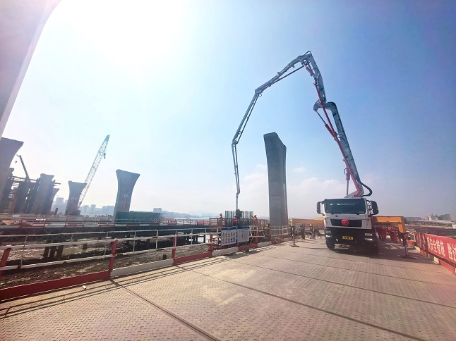 潮汐不等人！NG官网HB37V泵车“见缝插针”浇筑跨海大桥